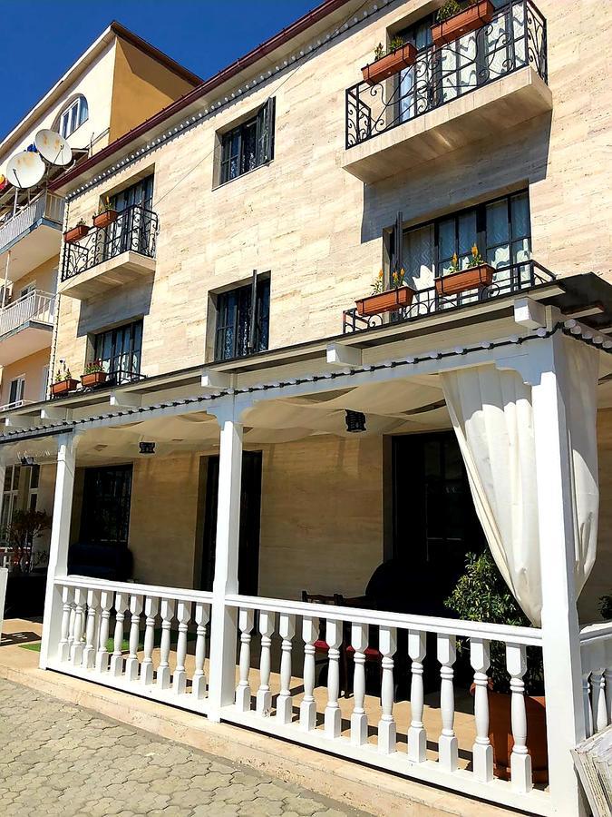 Live Inn Уреки Екстериор снимка